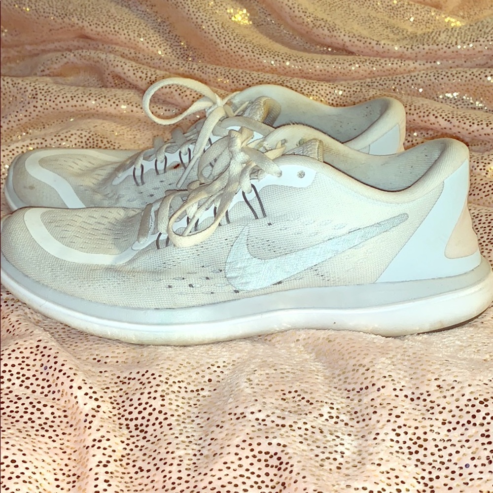 White Nike Women’s Tennies! Size 7.5